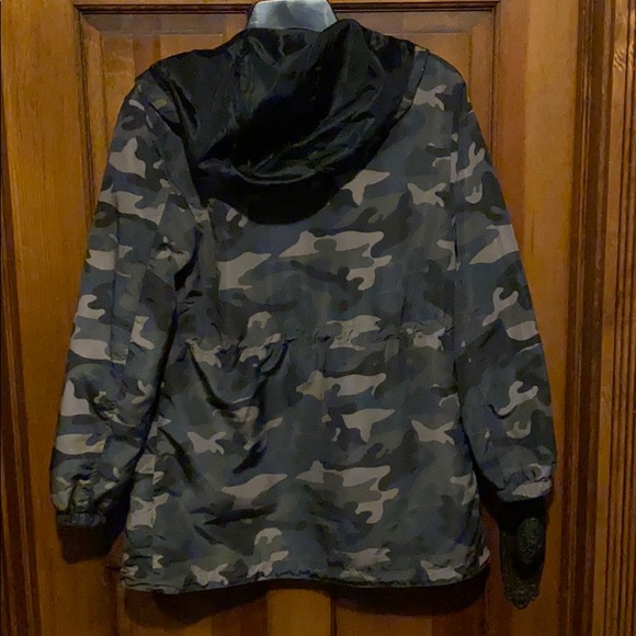 Guess windbreaker/ rain jacket - Picture 6 of 6